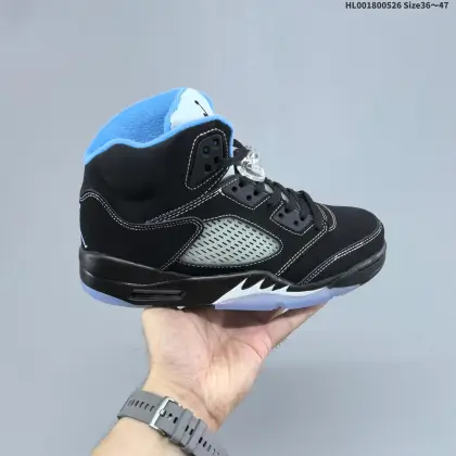超级A 二层 Air Jordan 5 Retro "Black University Blue" 高帮 复刻黑北卡蓝 AJ5 乔丹5代 aj5 乔5 高邦 复刻黑蓝 乔丹篮球鞋系列 整体设计还原元年的风格,鞋身整体以黑色麂皮为主色调,搭配白色缝线勾勒轮廓,最大的亮点是内衬部分辅以北卡蓝点缀,十分吸睛;鞋身侧面的透气网格则使用透明水晶呈现,标志性的鲨鱼锯齿元素则采用银色点缀,鞋舌部分标志性的3M反光设计依旧保留,并且带有蓝色Jumpman Logo点缀;中底可视化透明Air Max气垫,后跟Jumpxman Logo以蓝色刺绣点缀,最大的亮点是内衬部分辅以北卡蓝点缀,十分吸睛;鞋底使用黑色中底搭配冰蓝水晶透明橡胶大底呈现,水晶大底下印有黑色JJumpman Logo,为整个设计收尾. 货号:DD0587-008(2026.07.18发售) HL001800526